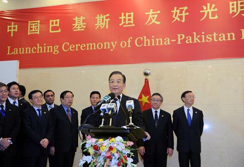 12月18日,國務(wù)院總理溫家寶與巴基斯坦總理吉拉尼在伊斯蘭堡巴中友誼中心共同出席“中巴友好光明行”活動啟動儀式。這是溫家寶在啟動儀式上致辭。新華社記者 李濤 攝