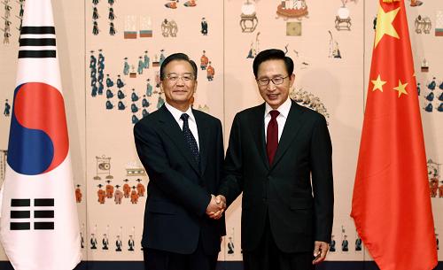 5月28日,正在韓國(guó)進(jìn)行正式訪問的中國(guó)國(guó)務(wù)院總理溫家寶在首爾青瓦臺(tái)總統(tǒng)府與韓國(guó)總統(tǒng)李明博舉行會(huì)談。新華社記者 龐興雷 攝