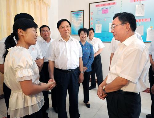 7月7日至8日,中共中央政治局常委、中央紀(jì)委書記賀國強(qiáng)在甘肅考察。這是7月7日,賀國強(qiáng)在敦煌市陽關(guān)鎮(zhèn)龍勒村村委會與大學(xué)生“村官”曾曉琪交談。 新華社記者劉建生攝