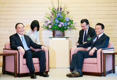 6月8日,日本首相麻生太郎(右)在東京首相官邸會(huì)見出席第二次中日經(jīng)濟(jì)高層對(duì)話的中國國務(wù)院副總理王岐山。新華社記者 任正來 攝