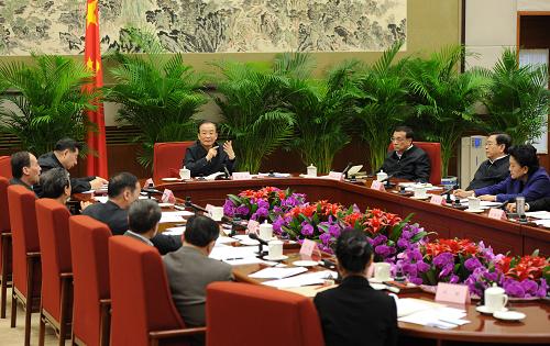 2月6日至10日,國務(wù)院總理溫家寶在中南海主持召開五次座談會,聽取社會各界人士對《政府工作報告(征求意見稿)》的意見和建議。這是2月6日,溫家寶聽取專家、學(xué)者對《政府工作報告(征求意見稿)》的意見和建議。新華社記者 馬占成 攝