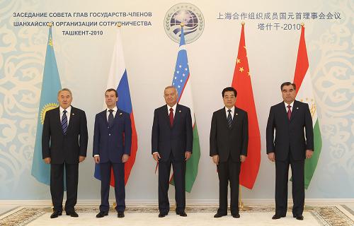 6月11日,中國國家主席胡錦濤在烏茲別克斯坦首都塔什干出席上海合作組織峰會。這是胡錦濤同與會成員國元首合影。新華社記者 鞠鵬 攝