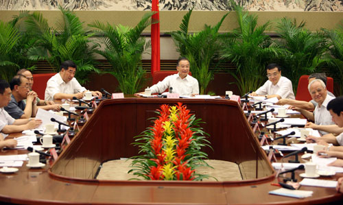 7月12日,中共中央政治局常委、國(guó)務(wù)院總理、國(guó)務(wù)院抗震救災(zāi)總指揮部總指揮溫家寶主持召開總指揮部第23次會(huì)議,研究地震災(zāi)區(qū)困難群眾后續(xù)救助政策等問題。 新華社記者 姚大偉 攝