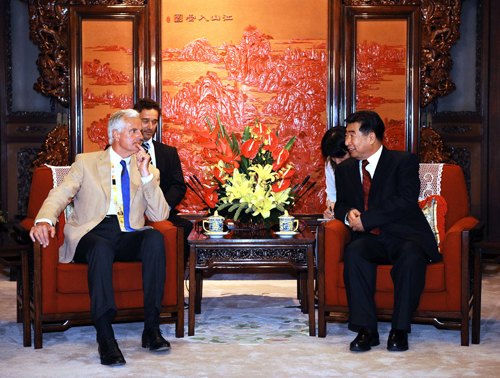8月17日,國(guó)務(wù)院副總理回良玉在北京會(huì)見(jiàn)法國(guó)農(nóng)業(yè)部長(zhǎng)米歇爾·巴尼耶。 新華社記者 李濤 攝