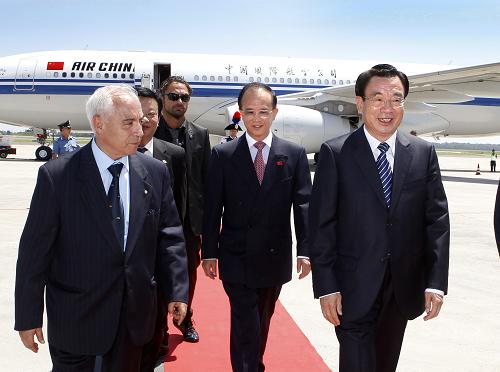 6月5日,中共中央政治局常委、中央紀(jì)委書記賀國強(qiáng)抵達(dá)比薩,開始對意大利進(jìn)行正式友好訪問。這是意大利比薩省省督德博尼斯等到機(jī)場迎接。 新華社記者 劉建生 攝