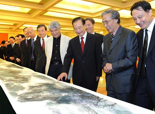 9月6日,中共中央政治局常委、國務院總理溫家寶在北京人民大會堂出席中央文史研究館成立60周年座談會。座談會前,溫家寶觀賞了海峽兩岸書畫家歷時一年、聯(lián)袂創(chuàng)作的66米國畫長卷《新富春山居圖》。這是溫家寶與三位主創(chuàng)畫家王明明(右一)、宋雨桂(右二)、江明賢(前右四)親切交談。 新華社記者劉建生攝