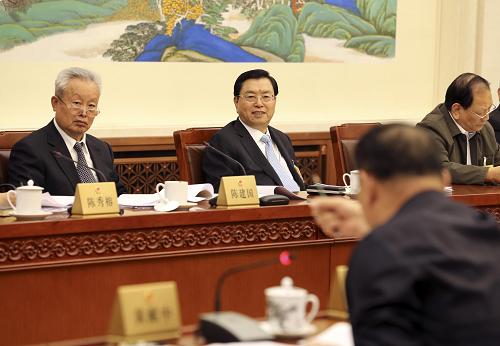 10月21日,十二屆全國(guó)人大常委會(huì)第五次會(huì)議在北京舉行分組會(huì)議,審議消費(fèi)者權(quán)益保護(hù)法修正案草案等。張德江委員長(zhǎng)參加審議。 新華社記者丁林?jǐn)z