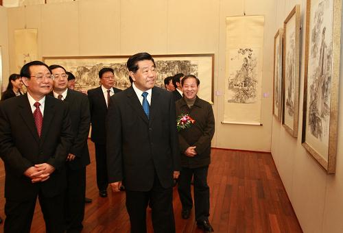 11月4日,由江西省政協(xié)和全國(guó)政協(xié)書畫室聯(lián)合舉辦的“當(dāng)代國(guó)畫優(yōu)秀作品展——江西作品展”在北京全國(guó)政協(xié)禮堂開幕。中共中央政治局常委、全國(guó)政協(xié)主席賈慶林出席開幕式并觀看畫展。新華社記者 龐興雷 攝