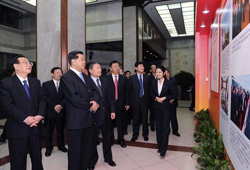 11月19日,全國政協(xié)主席賈慶林在北京全國政協(xié)禮堂參觀“綠色礦山建設(shè)成果展”。新華社記者 饒愛民 攝