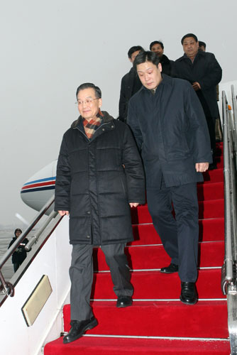 2月1日下午,國務(wù)院總理溫家寶在回京44小時后,再次趕往湖南災(zāi)區(qū)。16時16分,飛機(jī)抵達(dá)長沙。溫家寶立即召開會議研究部署進(jìn)一步做好抗災(zāi)救災(zāi)工作的措施。 新華社記者 姚大偉 攝