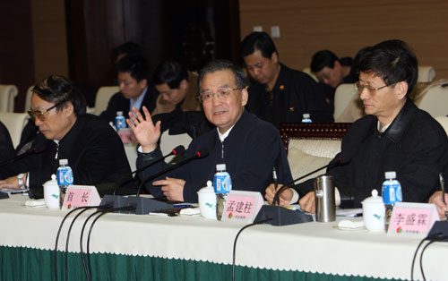 2月1日下午,國務院總理溫家寶在回京44小時后,再次趕往湖南災區(qū)。16時16分,飛機抵達長沙。溫家寶立即召開會議研究部署進一步做好抗災救災工作的措施。 新華社記者 姚大偉 攝
