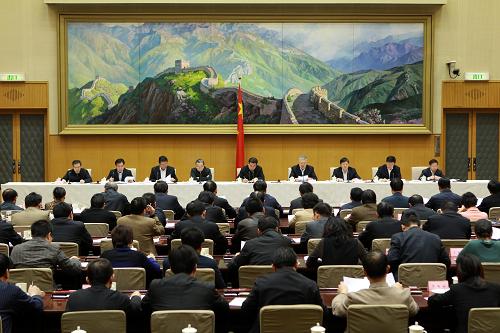 12月30日,國(guó)務(wù)院召開(kāi)全國(guó)加強(qiáng)孤兒保障工作電視電話會(huì)議。中共中央政治局委員、國(guó)務(wù)院副總理回良玉出席會(huì)議并講話。新華社記者 龐興雷 攝