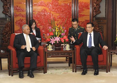2月21日,國務(wù)院副總理李克強在北京中南海紫光閣會見印度尼西亞國防部長普爾諾莫·尤斯吉安托羅。新華社記者饒愛民 攝 點擊查看大圖