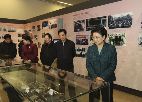 12月29日,中共中央政治局委員、國(guó)務(wù)院副總理劉延?xùn)|參觀在北京國(guó)家博物館舉辦的“科技?jí)?#183;中國(guó)夢(mèng)——中國(guó)現(xiàn)代科學(xué)家主題展”。 新華社記者 丁林 攝