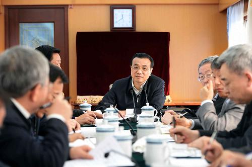 1月26日,中共中央政治局常委、國務(wù)院總理李克強(qiáng)在赴陜西商洛、安康看望慰問困難群眾的火車上,專門召開會議,聽取扶貧狀況,商議脫貧良策,部署進(jìn)一步做好扶貧開發(fā)工作。新華社記者 李濤 攝