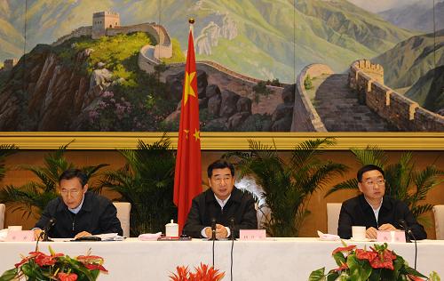 11月18日,國(guó)務(wù)院召開全國(guó)冬春農(nóng)田水利基本建設(shè)電視電話會(huì)議。中共中央政治局委員、國(guó)務(wù)院副總理回良玉出席會(huì)議并講話。新華社記者 黃敬文 攝