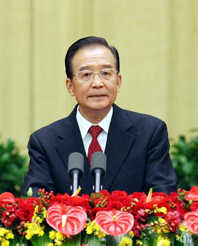 9月30日,國(guó)務(wù)院在人民大會(huì)堂舉行盛大招待會(huì),熱烈慶祝中華人民共和國(guó)成立62周年。這是國(guó)務(wù)院總理溫家寶發(fā)表講話。 新華社記者姚大偉攝