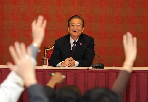 1月18日,中國國務院總理溫家寶在多哈舉行記者會,回答中外記者提問。 新華社記者 謝環(huán)馳 攝