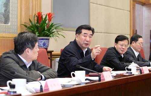 3月2日,中共中央政治局委員、國務(wù)院副總理、國務(wù)院扶貧開發(fā)領(lǐng)導(dǎo)小組組長回良玉在北京主持召開國務(wù)院扶貧開發(fā)領(lǐng)導(dǎo)小組全體會議。新華社記者 丁林 攝