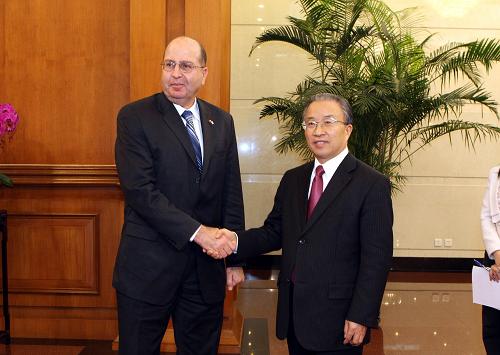 戴秉國同以色列副總理兼戰(zhàn)略事務部長亞阿隆會談 2月26日,中國國務委員戴秉國在北京釣魚臺國賓館同以色列副總理兼戰(zhàn)略事務部長摩西·亞阿隆舉行會談。 新華社記者丁林攝