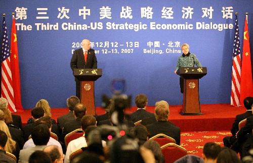 這是閉幕會(huì)議后,中國(guó)國(guó)務(wù)院副總理吳儀和美國(guó)財(cái)政部部長(zhǎng)保爾森共同會(huì)見(jiàn)記者。 新華社記者 高潔 攝