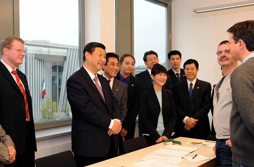 10月11日,正在德國(guó)進(jìn)行正式訪問(wèn)的國(guó)家副主席習(xí)近平視察柏林中國(guó)文化中心。這是習(xí)近平同在文化中心學(xué)習(xí)的德國(guó)朋友親切交談。新華社記者 饒愛(ài)民 攝