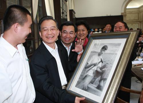 這是一名清華大學(xué)美術(shù)學(xué)院的學(xué)生向溫家寶贈(zèng)送一幅名為《祖國·大地》的繪畫作品。5月3日,中共中央政治局常委、國務(wù)院總理溫家寶來到清華大學(xué),與一批即將赴祖國西部和基層就業(yè)的清華大學(xué)應(yīng)屆畢業(yè)生代表座談。 新華社記者 鞠鵬 攝
