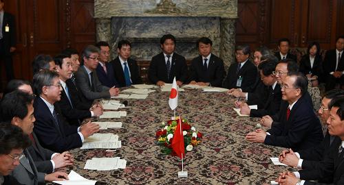 5月31日,中國國務(wù)院總理溫家寶在東京會見日本眾議院議長橫路孝弘。