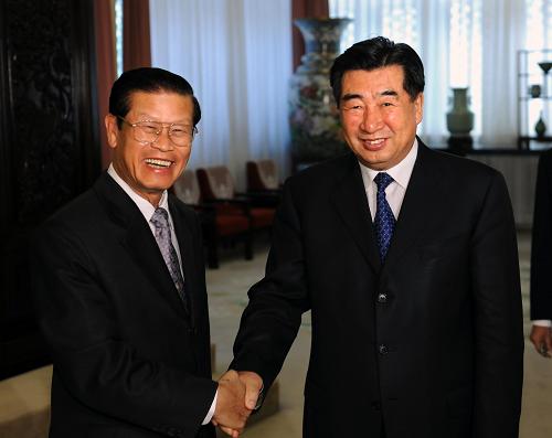 5月6日,國務(wù)院副總理回良玉在北京中南海紫光閣會見來訪的老撾副總理宋薩瓦·倫薩瓦。新華社記者 李濤 攝