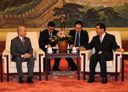 2月20日,全國政協(xié)主席賈慶林在北京人民大會堂會見柬埔寨國王諾羅敦·西哈莫尼。 新華社記者 劉建生 攝