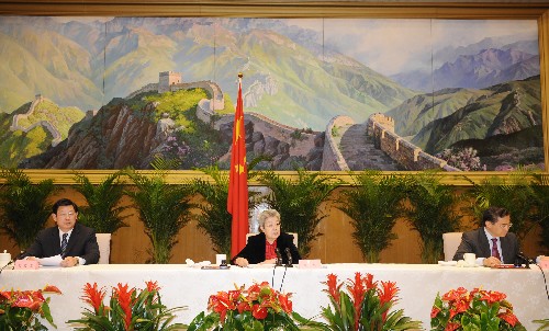 2月26日,國務院城鎮(zhèn)居民基本醫(yī)療保險擴大試點工作電視電話會議在北京召開,國務院副總理、國務院城鎮(zhèn)居民基本醫(yī)療保險部際聯(lián)席會議組長吳儀出席并講話。新華社記者 黃敬文 攝
