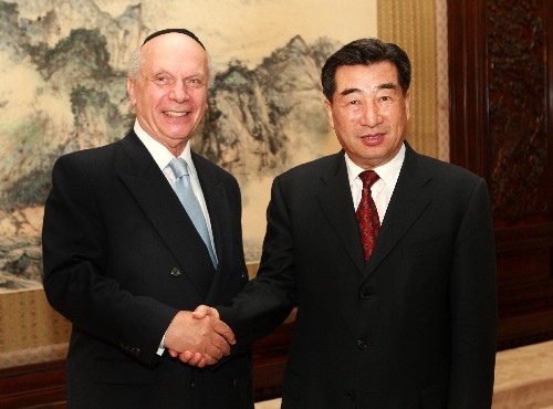 8月21日,國務(wù)院副總理回良玉在北京中南海會見前來出席第29屆奧運(yùn)會閉幕式的美國良知基金會主席施奈爾。 新華社記者 龐興雷 攝
