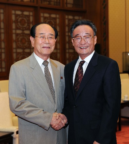 8月7日,全國人大常委會委員長吳邦國在北京人民大會堂會見前來參加北京奧運(yùn)會開幕式和相關(guān)活動的朝鮮最高人民會議常任委員會委員長金永南。 新華社記者饒愛民攝