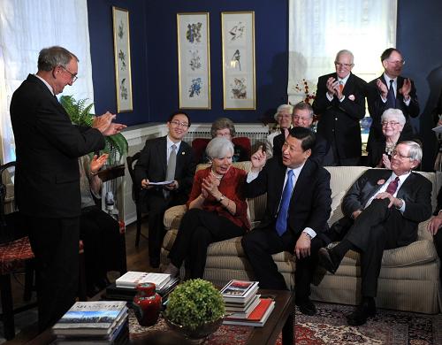 這是2012年2月,習(xí)近平訪美時到艾奧瓦州老朋友家里與27年前結(jié)交的美國老朋友茶敘。新華社記者 劉建生 攝