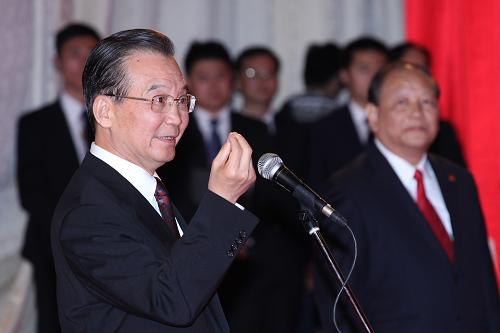 11月13日,中共中央政治局常委、國務(wù)院總理溫家寶在澳門親切會見中央駐澳門機(jī)構(gòu)和主要中資機(jī)構(gòu)負(fù)責(zé)人,同大家合影留念,并作重要講話。新華社發(fā)(張金加 攝)