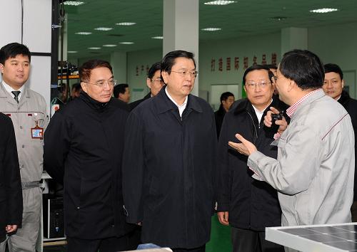 近日,中共中央政治局委員、國務院副總理張德江在遼寧省工業(yè)企業(yè)調研。這是2月23日,張德江在錦州華昌光伏科技有限公司調研。新華社記者 李鋼 攝