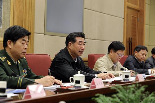 1月7日,國務(wù)院防震減災(zāi)工作聯(lián)席會議在北京召開,國務(wù)院副總理、國務(wù)院抗震救災(zāi)指揮部指揮長回良玉主持會議并講話。新華社記者 丁林 攝