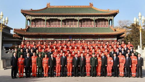 1月27日,中國國際救援隊圓滿完成赴海地地震搶險救援任務(wù),回到北京。中共中央政治局委員、國務(wù)院副總理回良玉在中南海紫光閣看望會見全體赴海地救援隊員,代表黨中央、國務(wù)院向他們致以親切的慰問。新華社記者 龐興雷 攝