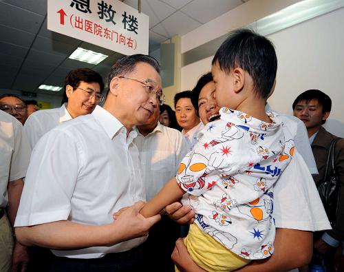 9月21日,中共中央政治局常委、國(guó)務(wù)院總理溫家寶來到北京市醫(yī)院、社區(qū)和商場(chǎng),看望在“三鹿奶粉”事件中患病的兒童,了解救治情況和奶制品市場(chǎng)。這是溫家寶在北京兒童醫(yī)院看望患病兒童。新華社記者 饒愛民 攝