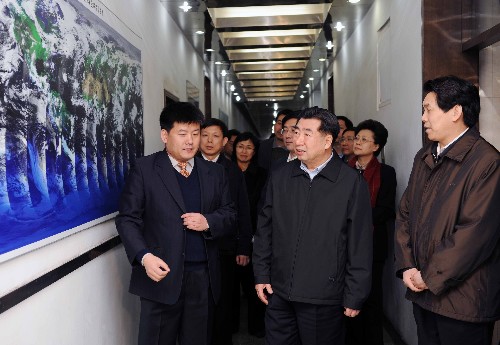 2月5日,在新春佳節(jié)即將到來之際,中共中央政治局委員、國務(wù)院副總理回良玉到中央氣象臺(tái)親切看望慰問了氣象工作者,代表黨中央、國務(wù)院向他們致以節(jié)日的問候和良好的祝愿。 新華社記者 饒愛民 攝