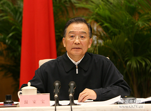 2008年1月27日15時,全國煤電油運保障工作電視電話會議在國務(wù)院小禮堂舉行。中國政府網(wǎng)進行現(xiàn)場直播。圖為國務(wù)院總理溫家寶作重要講話。(新華社記者 馬占成 攝)