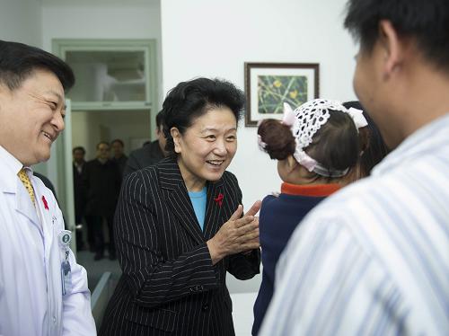 12月1日,中共中央政治局委員、國務(wù)院副總理、國務(wù)院防治艾滋病工作委員會主任劉延?xùn)|到北京佑安醫(yī)院考察艾滋病防治工作、慰問患者。這是劉延?xùn)|看望正在接受治療的艾滋病感染者。新華社記者 謝環(huán)馳 攝