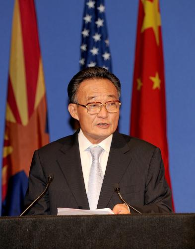 9月8日,正在美國進(jìn)行正式友好訪問的中國全國人大常委會委員長吳邦國在菲尼克斯出席中美經(jīng)貿(mào)合作論壇開幕式并發(fā)表演講。新華社記者 馬占成 攝