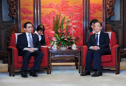4月21日,國務(wù)院總理溫家寶在北京中南海紫光閣會見印度尼西亞國會議長馬祖基。新華社記者 張鐸 攝