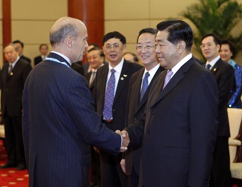 9月10日,2010中國國際友好城市大會(huì)在上海國際會(huì)議中心閉幕,中共中央政治局常委、全國政協(xié)主席賈慶林會(huì)見來自40個(gè)國家的外國地方政府和友好城市組織的主要代表以及中國地方政府和友好城市組織的主要代表。 這是賈慶林與法國前總理阿蘭·朱佩握手。 新華社記者劉建生攝