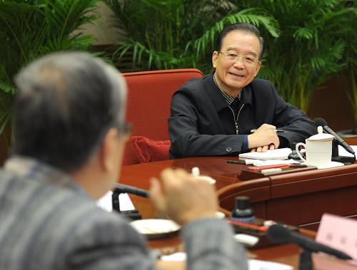 這是2月7日,溫家寶聽取科技、教育、衛(wèi)生、文化、體育界人士對《政府工作報告(征求意見稿)》的意見和建議。新華社記者 馬占成 攝