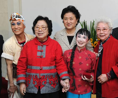 10月14日晚,國務委員劉延東在北京天橋劇場觀看了日本松山芭蕾舞團演出的新編芭蕾舞劇《白毛女》,并會見了芭蕾舞團總代表清水哲太郎和團長森下洋子夫婦。這是劉延東(中)與三位飾演過“喜兒”的演員田華(右一)、森下洋子(右二)、王昆(左二)合影。 新華社記者 張鐸 攝