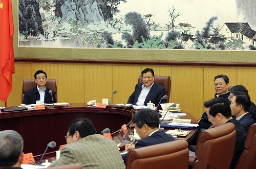 10月26日,中共中央政治局常委、中央黨的群眾路線教育實踐活動領(lǐng)導小組組長劉云山在北京主持召開中央黨的群眾路線教育實踐活動領(lǐng)導小組第五次會議。 新華社記者 饒愛民 攝