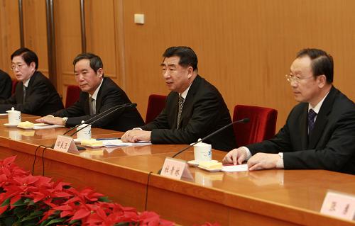 回良玉出席全國宗教工作會議 1月12日,2010年全國宗教工作會議在北京召開。中共中央政治局委員、國務院副總理回良玉出席會議并講話。 新華社記者 龐興雷攝