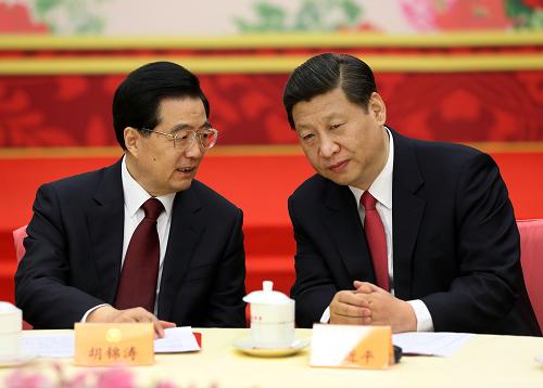 1月1日,中國人民政治協(xié)商會議全國委員會在全國政協(xié)禮堂舉行新年茶話會。胡錦濤、習近平、吳邦國、溫家寶、賈慶林、李克強、張德江、俞正聲、劉云山、王岐山、張高麗等黨和國家領導人同各民主黨派中央、全國工商聯負責人和無黨派人士代表、中央和國家機關有關方面負責人以及首都各族各界代表歡聚一堂,共慶2013年元旦。這是胡錦濤與習近平在茶話會上親切交談。